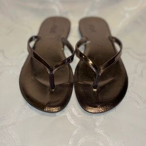 H2K size 6 ladies thong sandals bronze color  new no tag or box